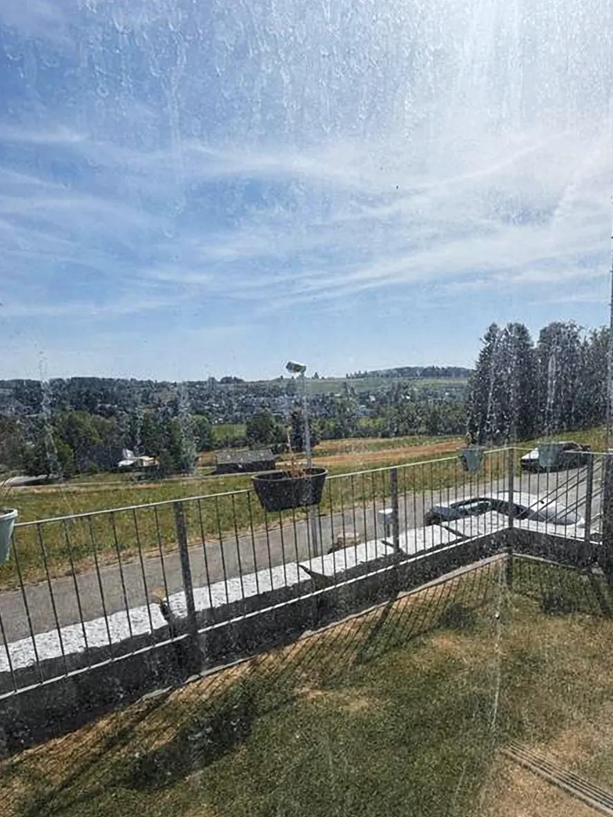 Vorher: verschmutztes Fenster mit Wasserflecken und Schleier