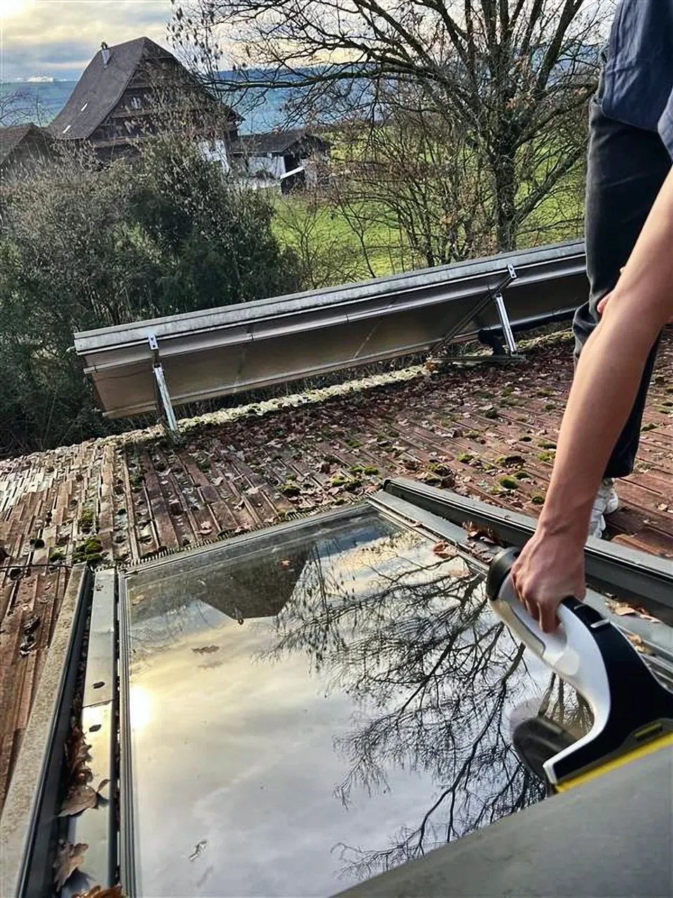 Reinigung eines Dachfensters mit dem Fenstersauger