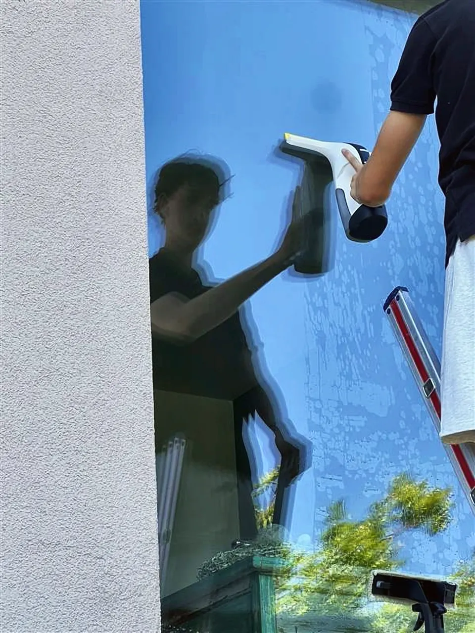 Streifenfreie Reinigung einer grossen Fensterscheibe
