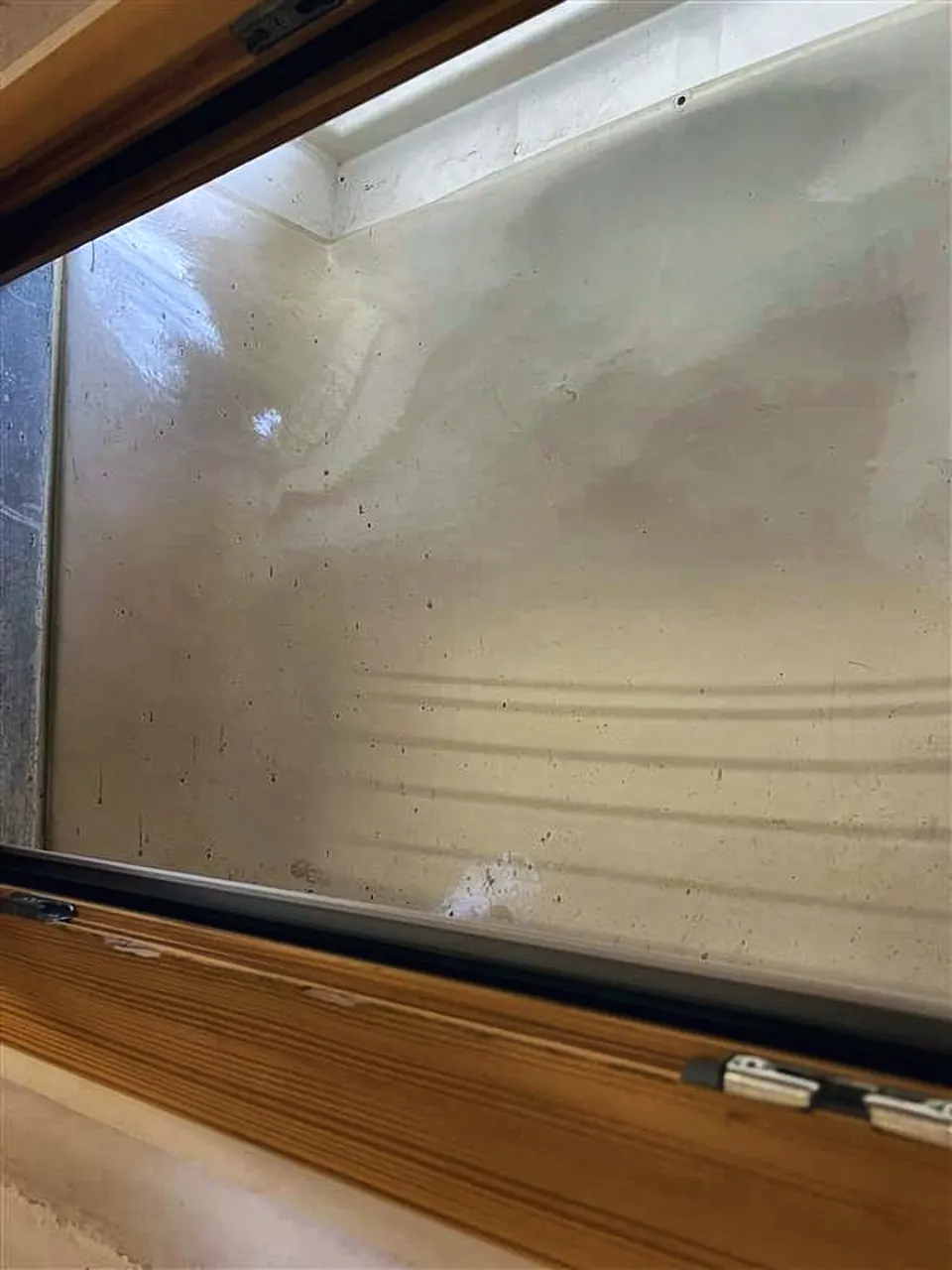 Fenster mit Wasserflecken auf dem Glas