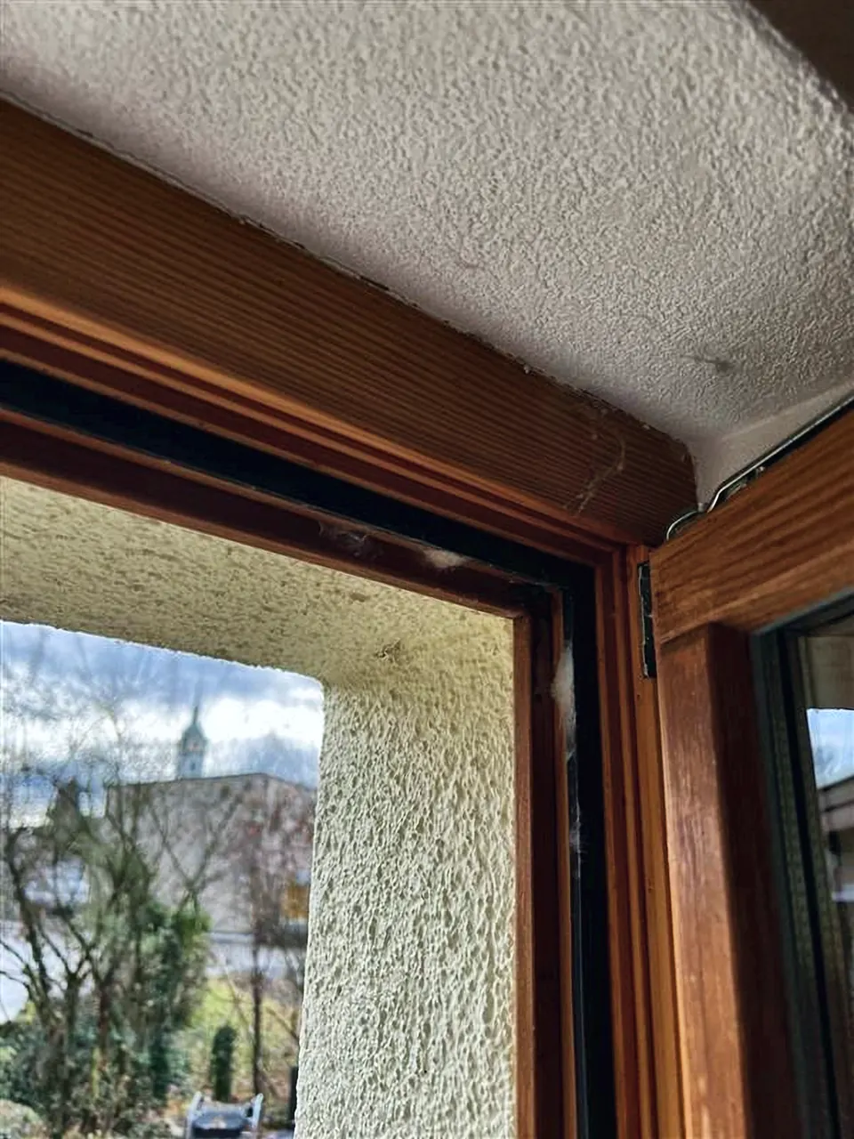 Fensterrahmen mit Spinnweben in der Ecke